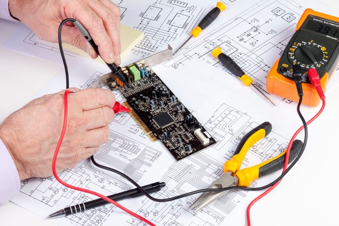 電子基盤を調整している様子